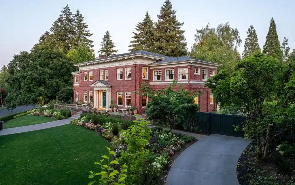 Luxury Reimagined 3360 SE Ankeny St Combines Historic Beauty and Modern Comfort 16