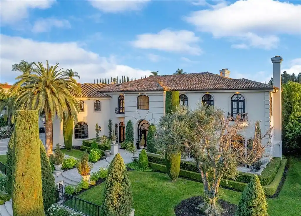 Luxury and Comfort Define 27571 Deputy Cir Now Asking 8988000 20