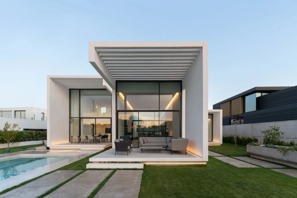Oriol House by Rubén Muedra, A Sculptural White Concrete Retreat Overlooking a Valencian Golf Course