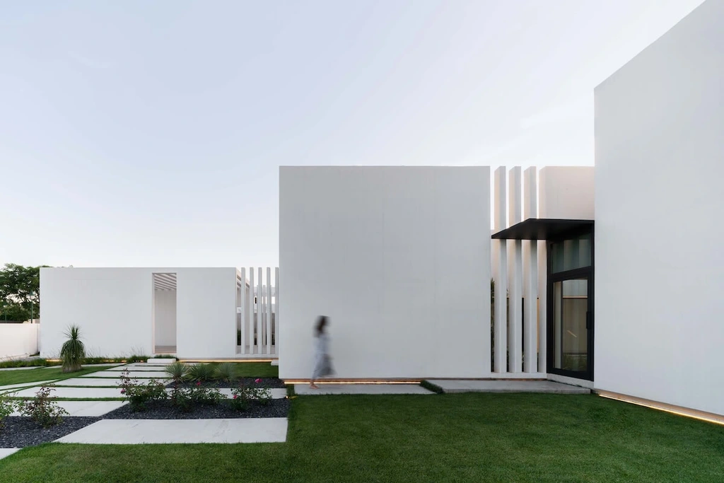 Oriol House by Rubén Muedra, A Sculptural White Concrete Retreat Overlooking a Valencian Golf Course