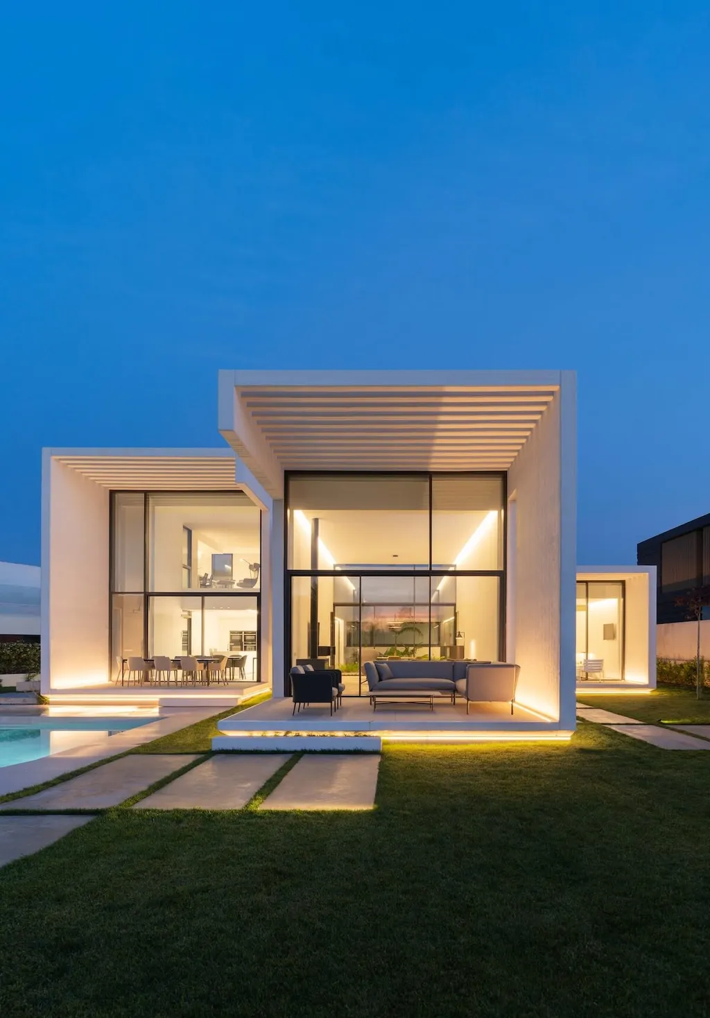 Oriol House by Rubén Muedra, A Sculptural White Concrete Retreat Overlooking a Valencian Golf Course