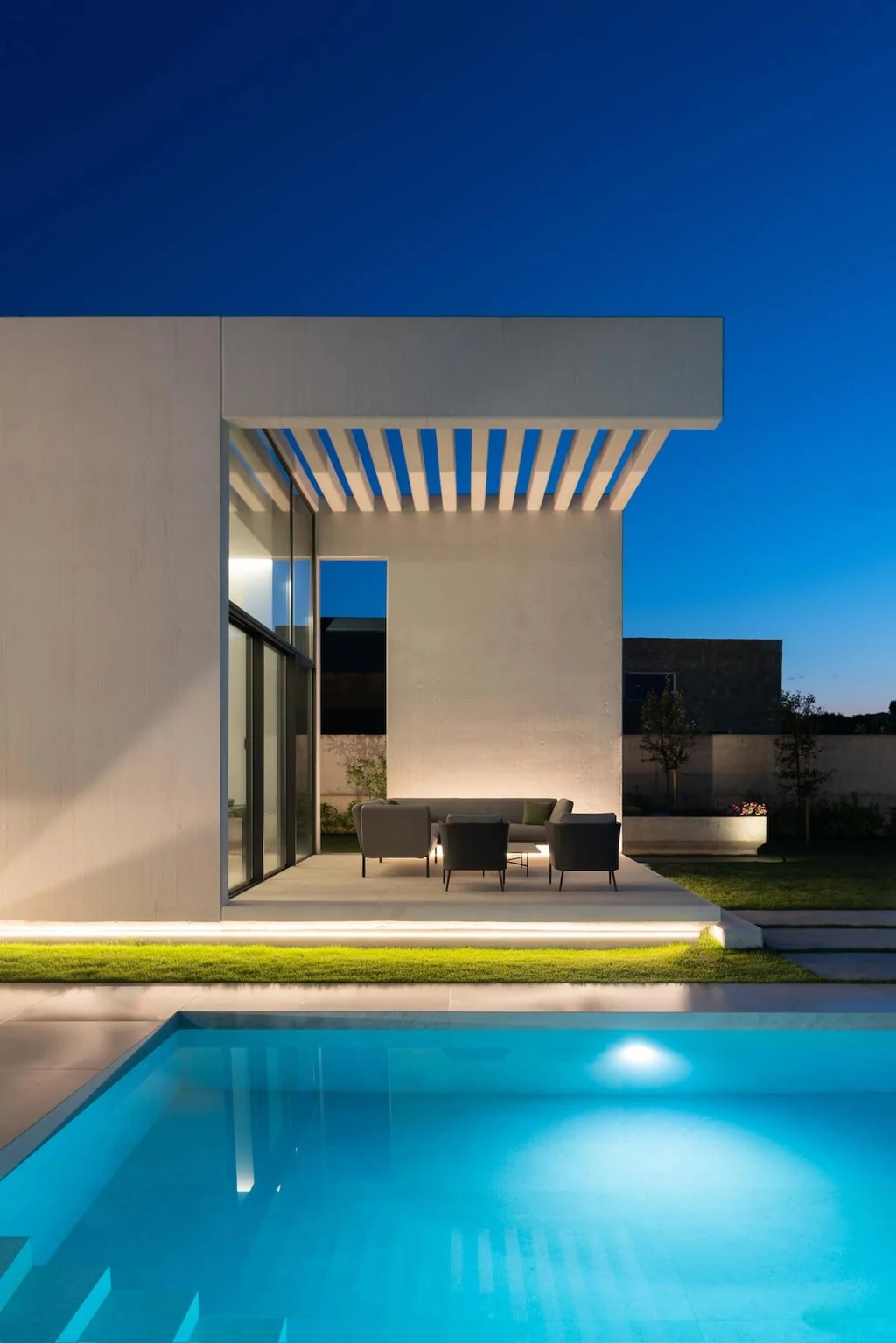 Oriol House by Ruben Muedra A Sculptural White Concrete Retreat Overlooking a Valencian Golf Course 4