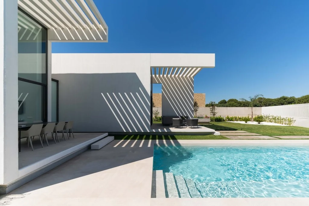 Oriol House by Rubén Muedra, A Sculptural White Concrete Retreat Overlooking a Valencian Golf Course