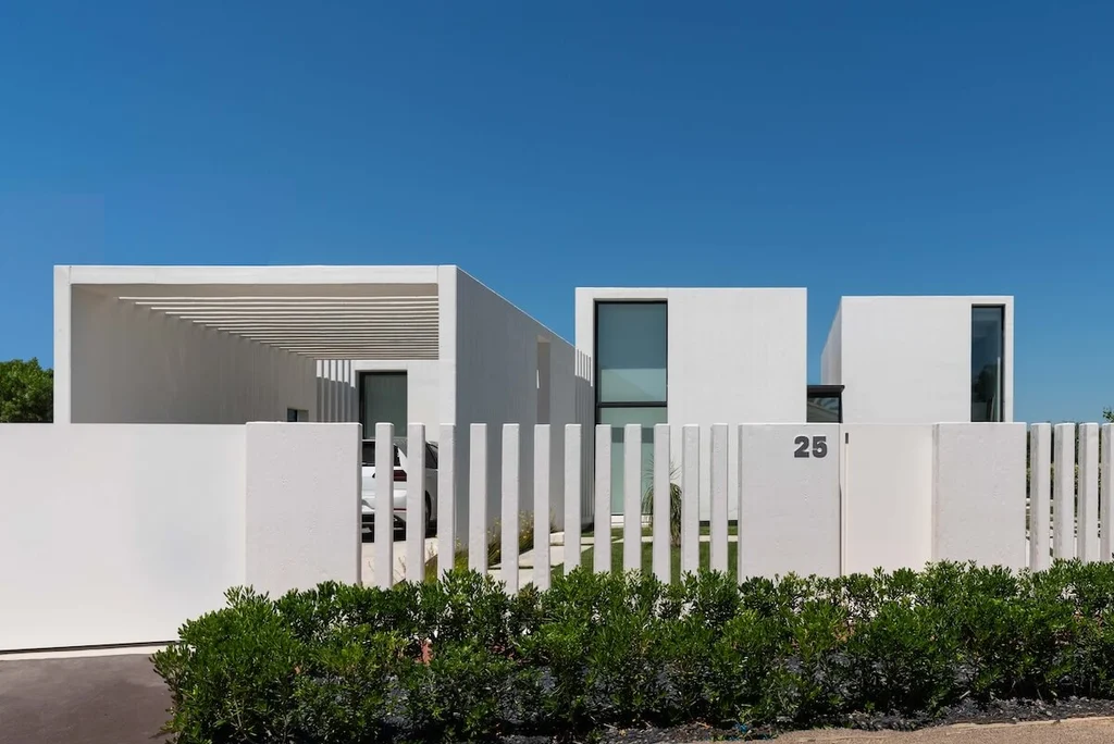 Oriol House by Rubén Muedra, A Sculptural White Concrete Retreat Overlooking a Valencian Golf Course