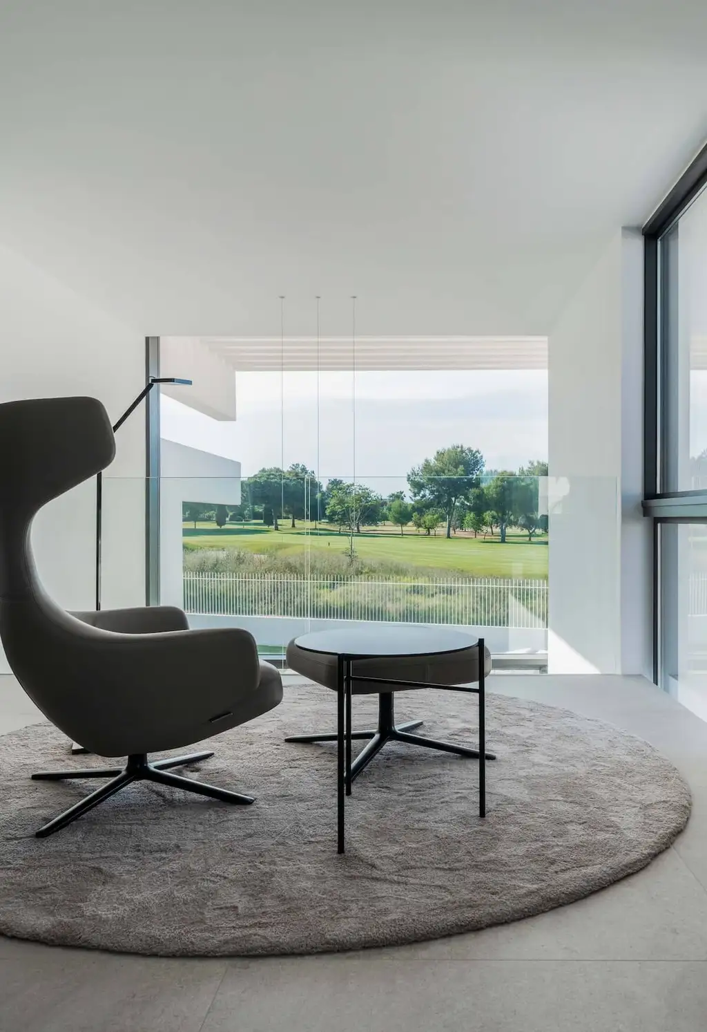Oriol House by Rubén Muedra, A Sculptural White Concrete Retreat Overlooking a Valencian Golf Course