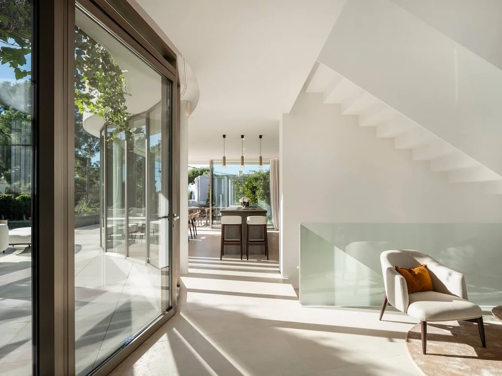 VQR 18003 – SANELL by Palomino Arquitectos Liquid Architecture and Curved Harmony in Bendinat Spain 8