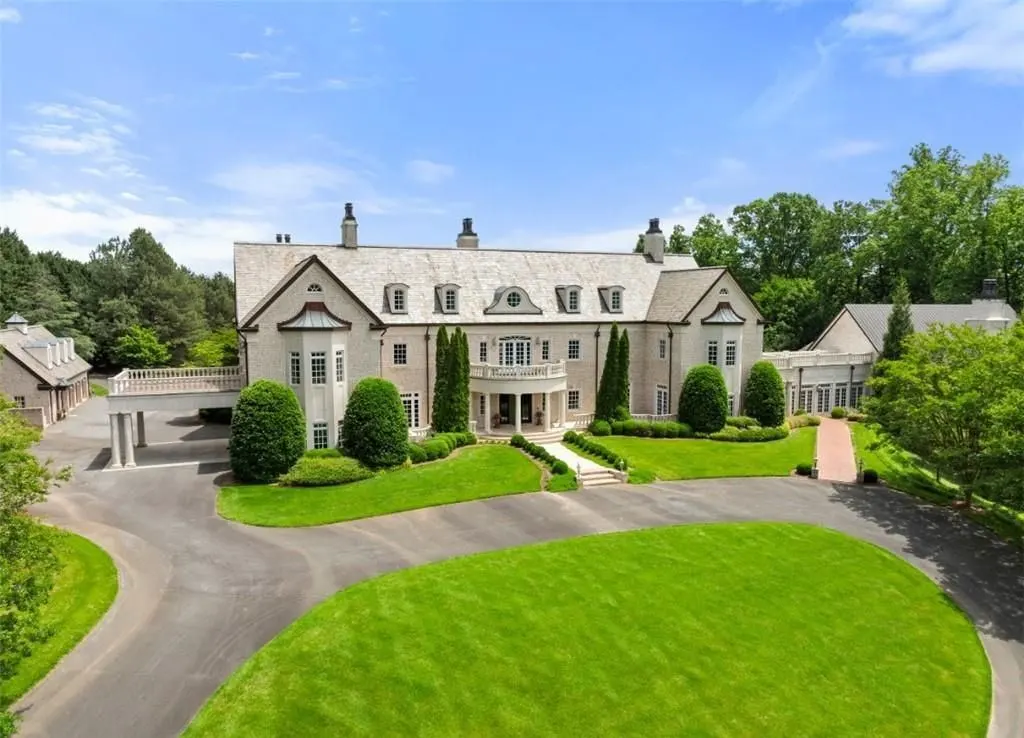 1067 E Kent Rd A Rare Gated Estate Offering 7.22 Acres of Refined Luxury in Buena Vista 1