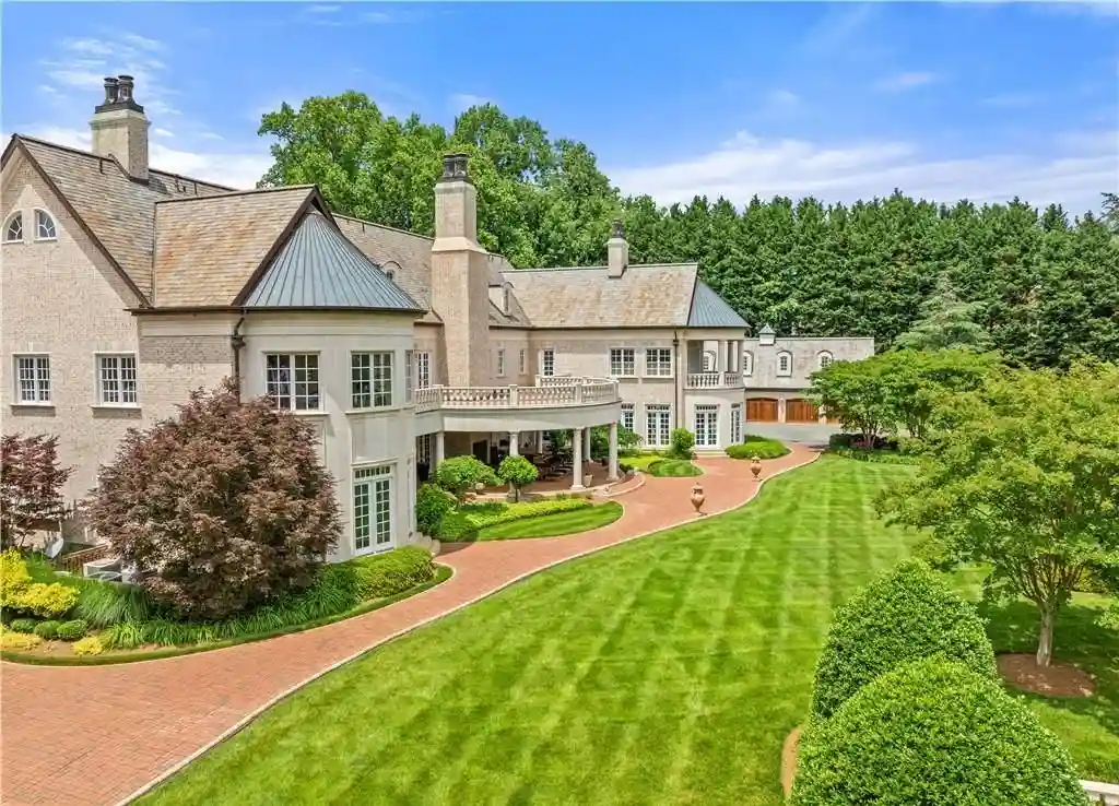 1067 E Kent Rd A Rare Gated Estate Offering 7.22 Acres of Refined Luxury in Buena Vista 4