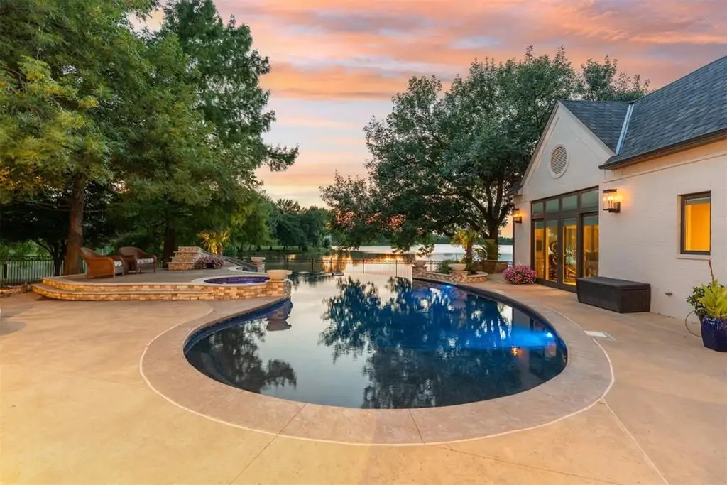 18909 Saddle River Dr Delivers Breathtaking Resort Living on a Peaceful Oklahoma Lake for 2 8