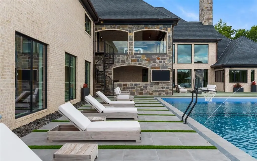 300 Ridgecrest Dr Delivers Breathtaking Views and Elite Living in the Ozarks for 8.95 Million 15
