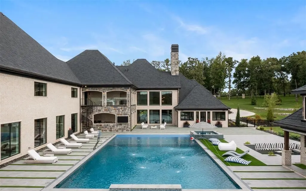 300 Ridgecrest Dr Delivers Breathtaking Views and Elite Living in the Ozarks for 8.95 Million 16