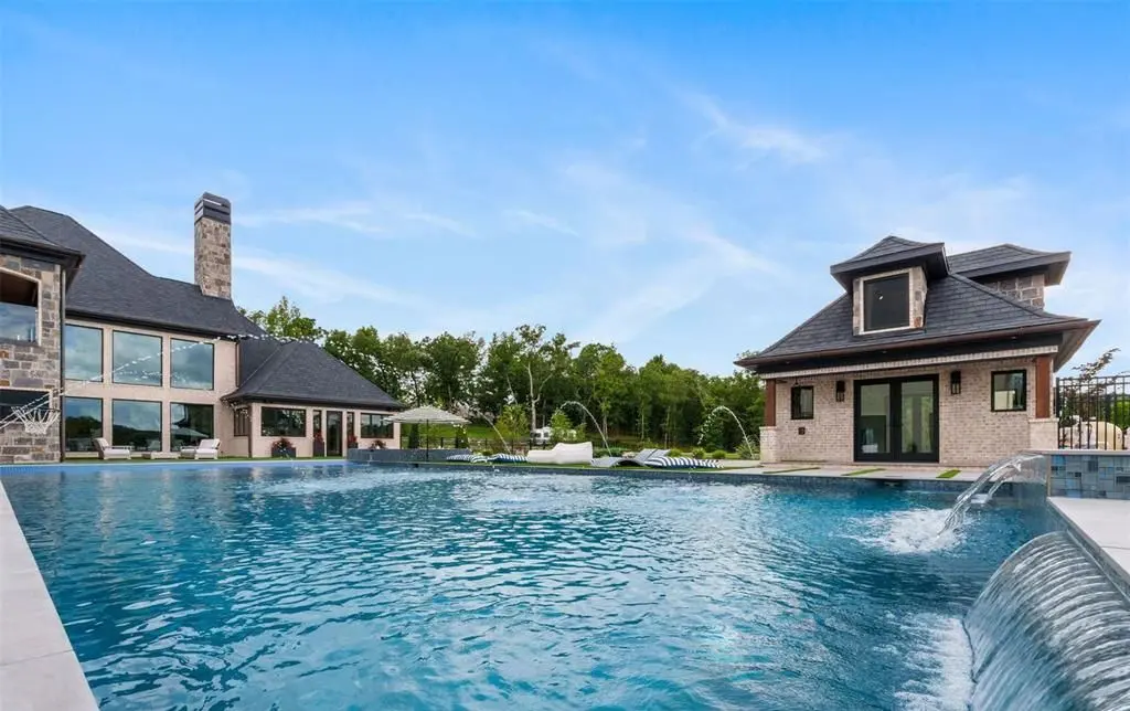 300 Ridgecrest Dr Delivers Breathtaking Views and Elite Living in the Ozarks for 8.95 Million 17