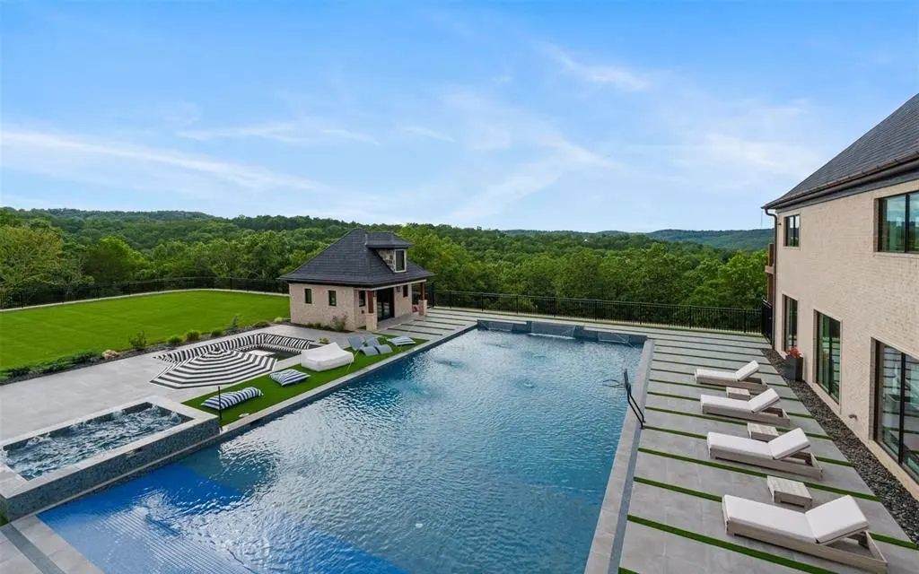 300 Ridgecrest Dr Delivers Breathtaking Views and Elite Living in the Ozarks for 8.95 Million 18