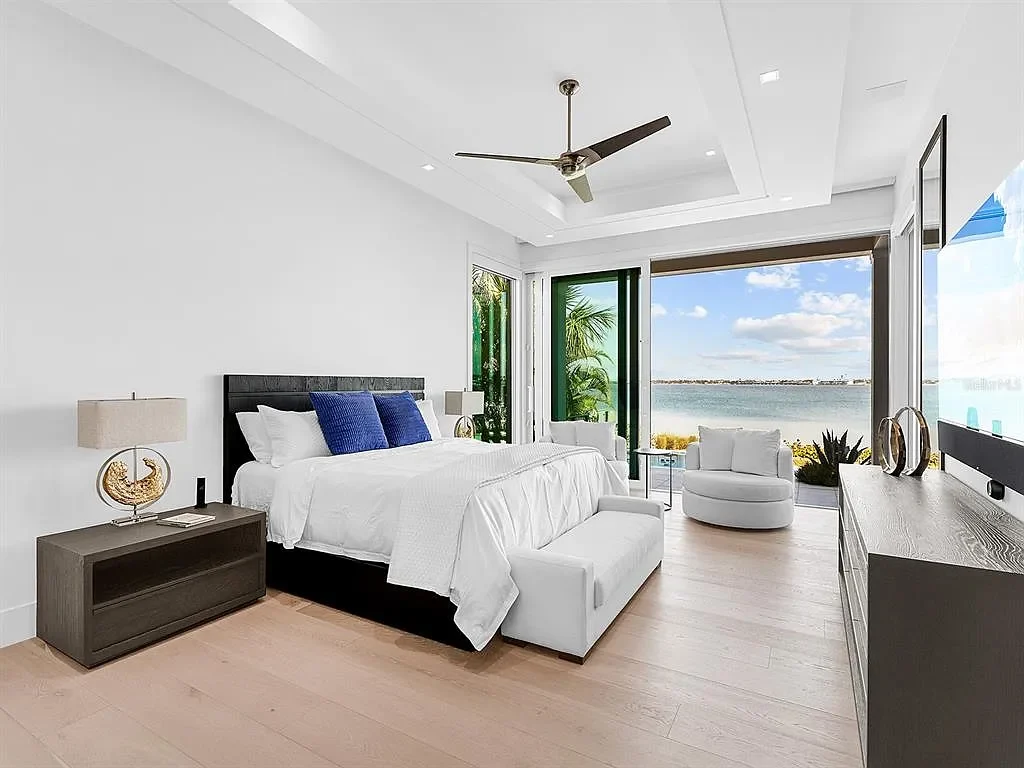 Infinity-edge saltwater pool at 424 Bowdoin Cir overlooking Sarasota Bay