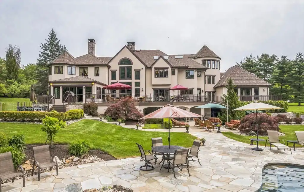 509 Wheatfield Ln Blends Architectural Elegance and Resort Style Luxury for 3.75 Million 18