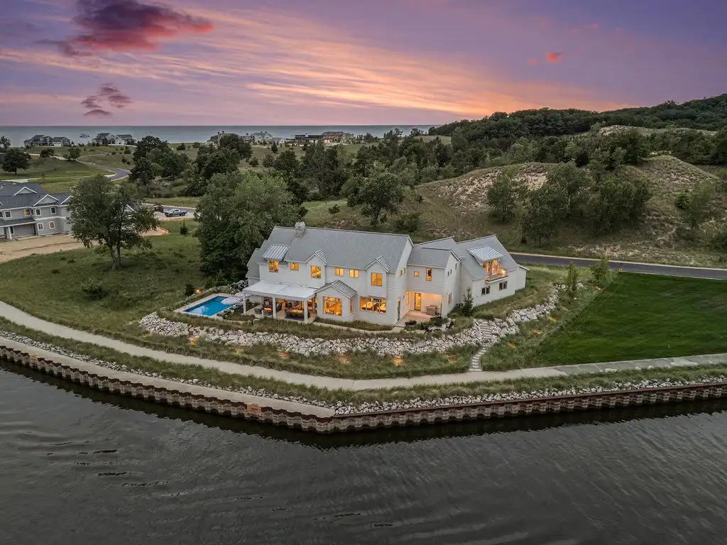 6736 Saugatuck Beach Rd A Bespoke Lakeshore Estate with Captivating Waterfront Views 18