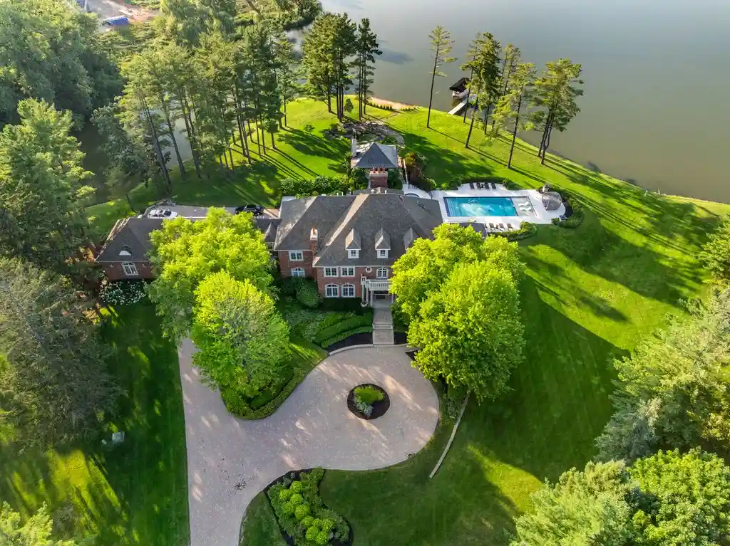 92 Hawthorne Rd Unveils a Magnificent 4.5M Waterfront Sanctuary in the Heart of Illinois 1