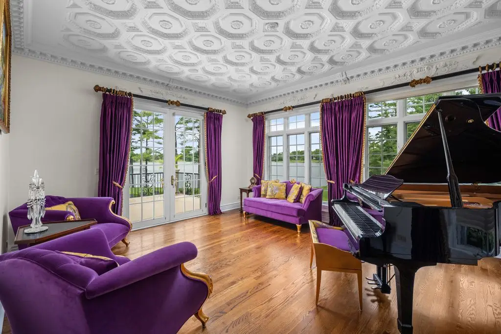 92 Hawthorne Rd Unveils a Magnificent 4.5M Waterfront Sanctuary in the Heart of Illinois 12