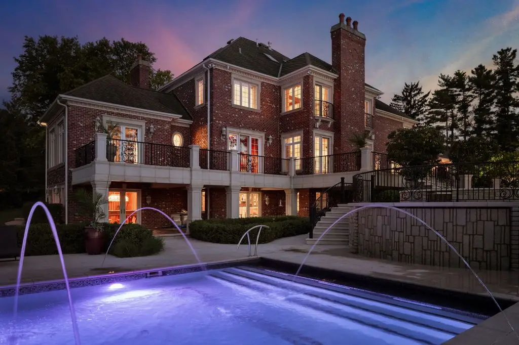 92 Hawthorne Rd Unveils a Magnificent 4.5M Waterfront Sanctuary in the Heart of Illinois 18