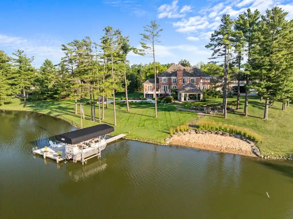 92 Hawthorne Rd Unveils a Magnificent 4.5M Waterfront Sanctuary in the Heart of Illinois 3