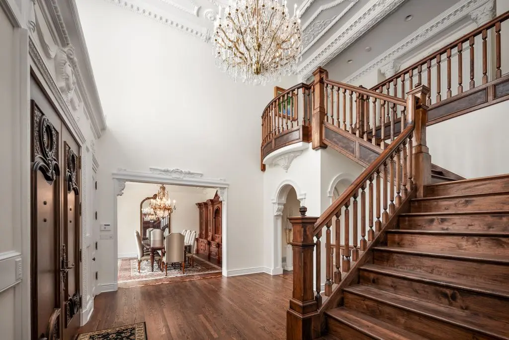 92 Hawthorne Rd Unveils a Magnificent 4.5M Waterfront Sanctuary in the Heart of Illinois 7
