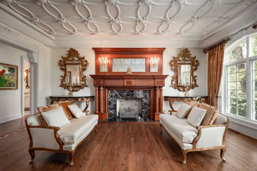 92 Hawthorne Rd Unveils a Magnificent 4.5M Waterfront Sanctuary in the Heart of Illinois 8