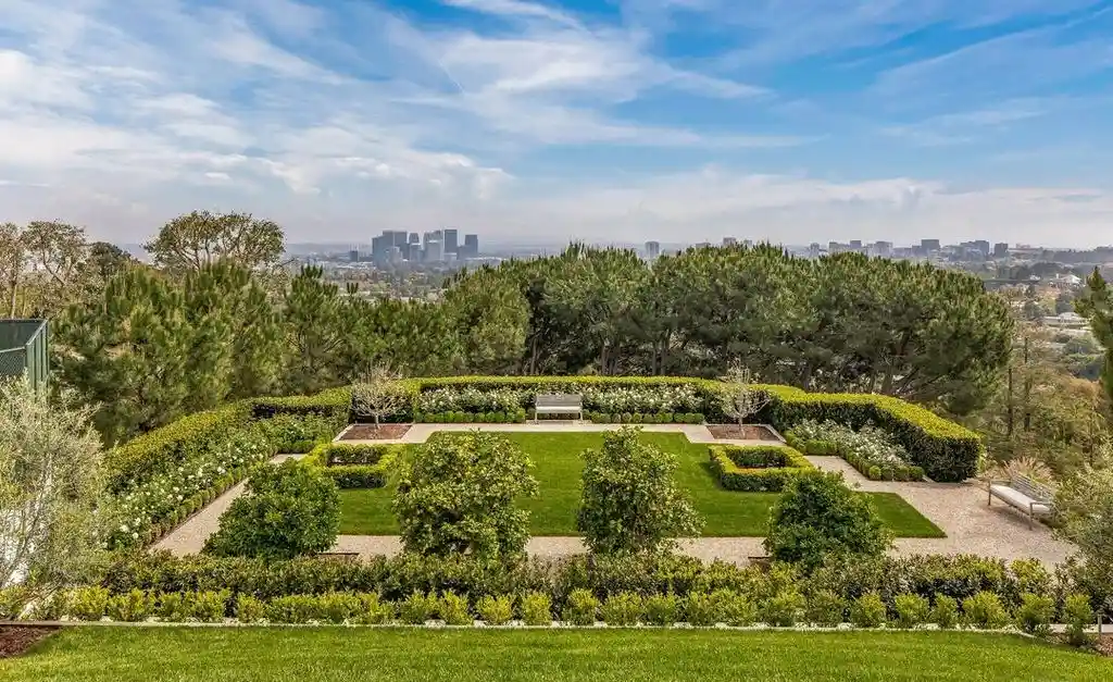 9966 Beverly Grove Dr A Breathtaking Beverly Hills Estate with 180° Ocean to City Views — Listed at 77.5 Million 16