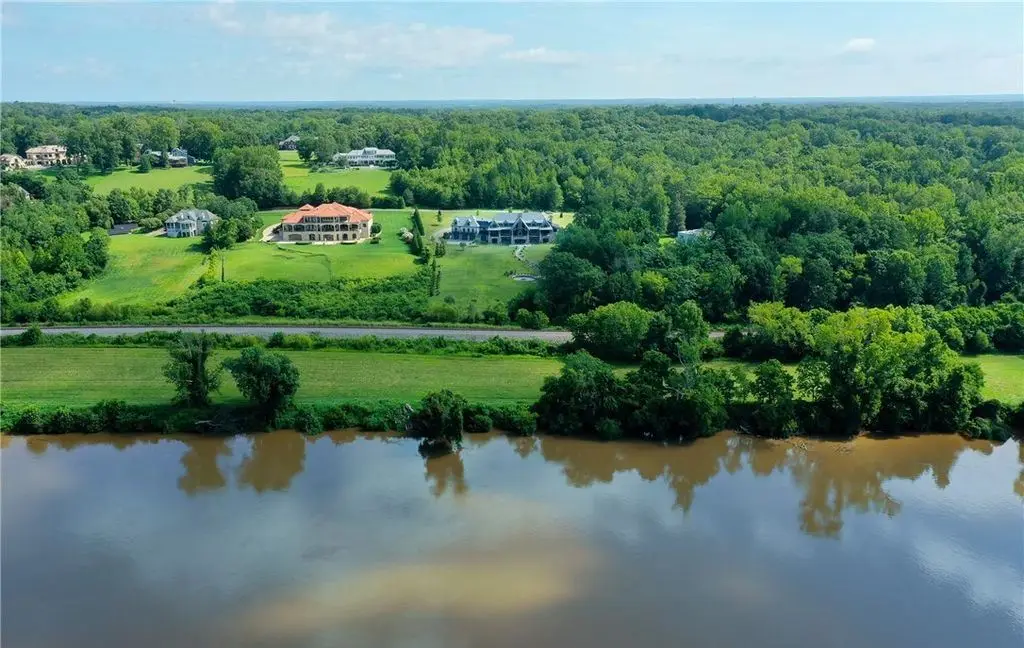 A Magnificent James River Residence at 265 Pembroke Ct Built by Dunkum Inc. and Listed at 6.95 Million 3