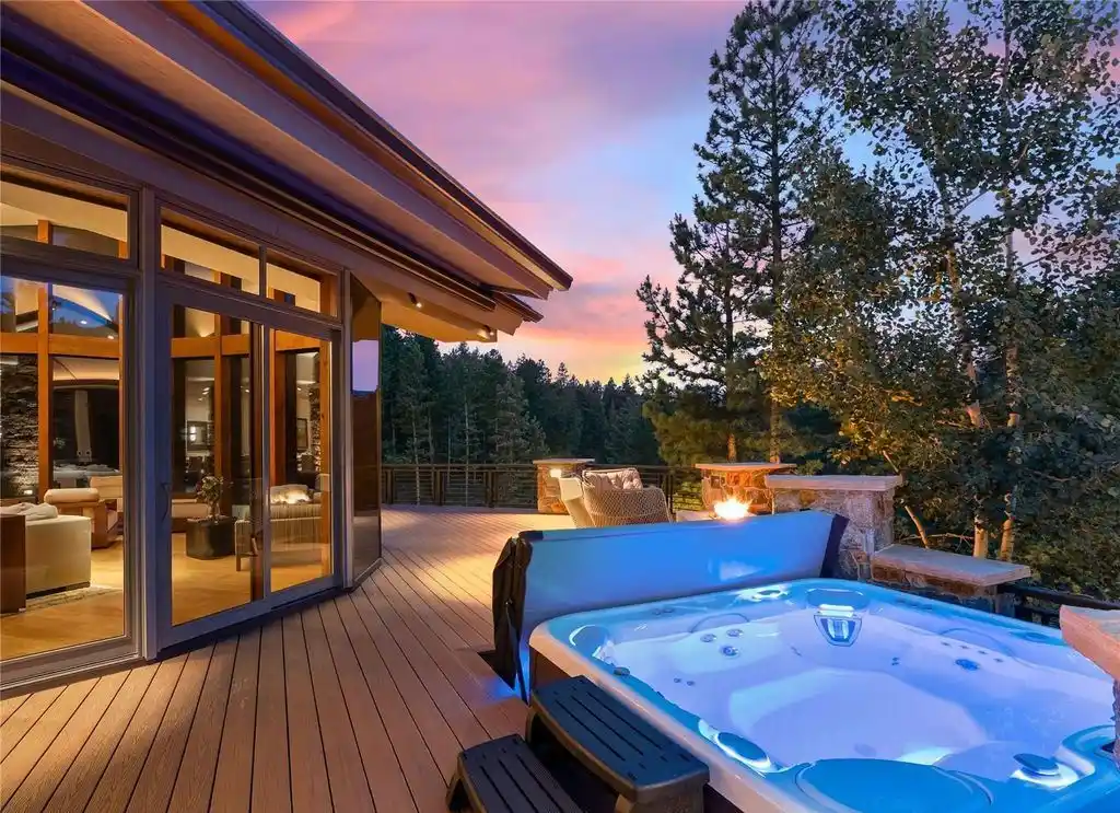 A Spectacular Sanctuary at 113 Elk Crossing Lane Blends Bold Architecture with Scenic Majesty — Asking 7 10