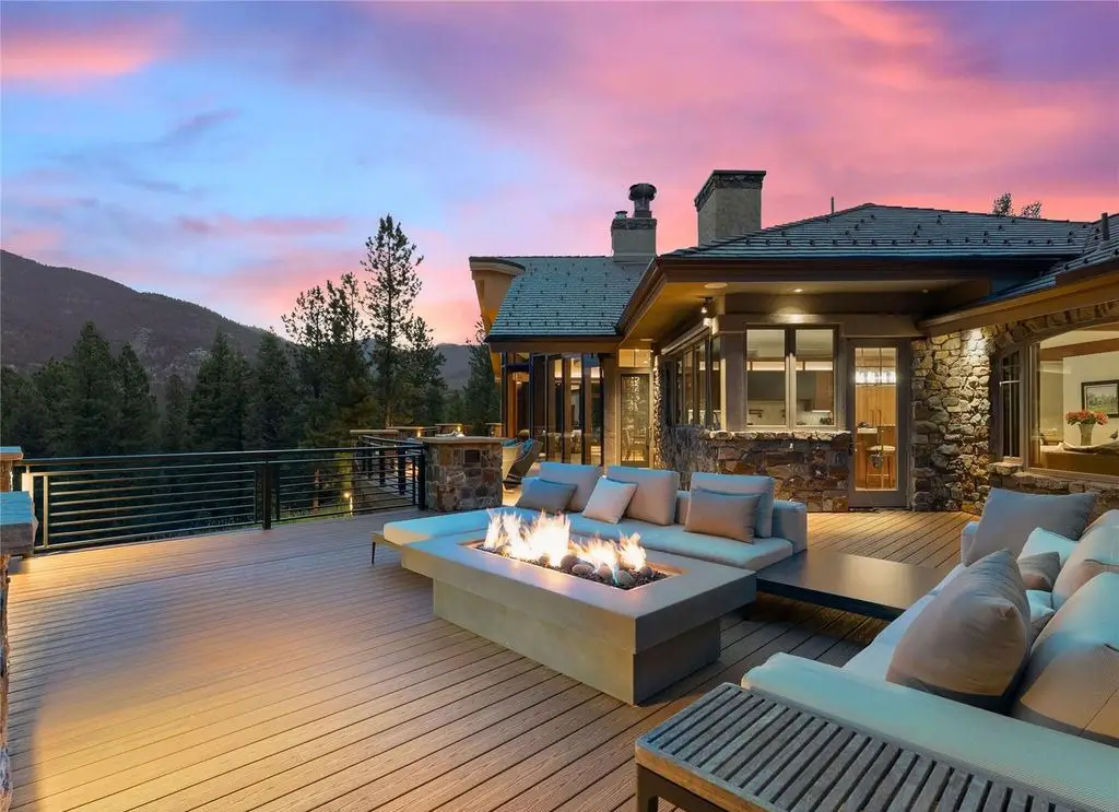 A Spectacular Sanctuary at 113 Elk Crossing Lane Blends Bold Architecture with Scenic Majesty — Asking 7 14