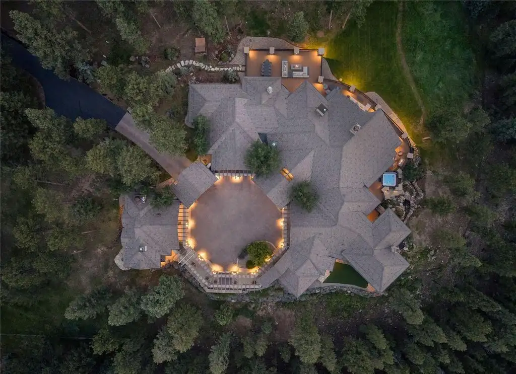 A Spectacular Sanctuary at 113 Elk Crossing Lane Blends Bold Architecture with Scenic Majesty — Asking 7 15