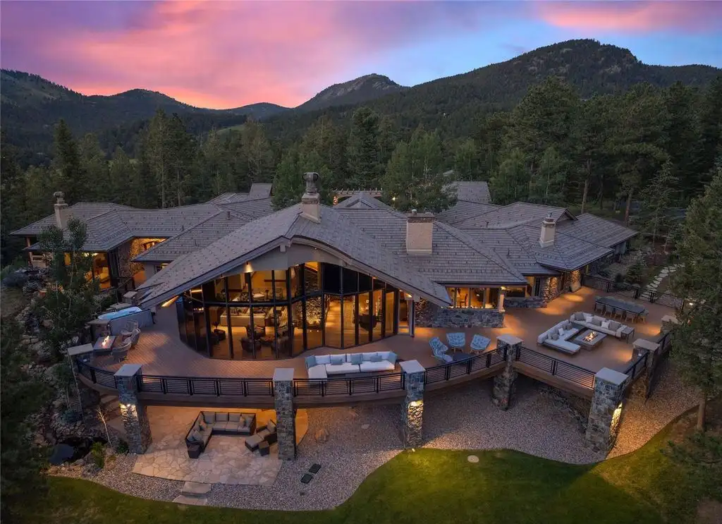 A Spectacular Sanctuary at 113 Elk Crossing Lane Blends Bold Architecture with Scenic Majesty — Asking 7 16