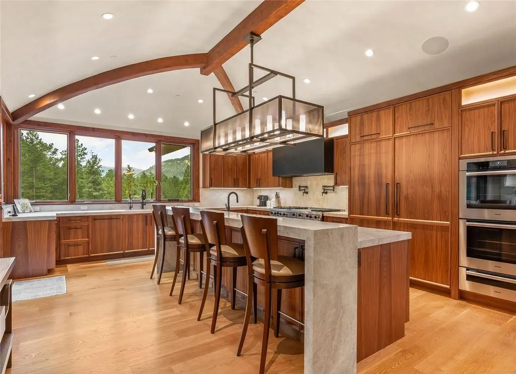 A Spectacular Sanctuary at 113 Elk Crossing Lane Blends Bold Architecture with Scenic Majesty — Asking 7 7