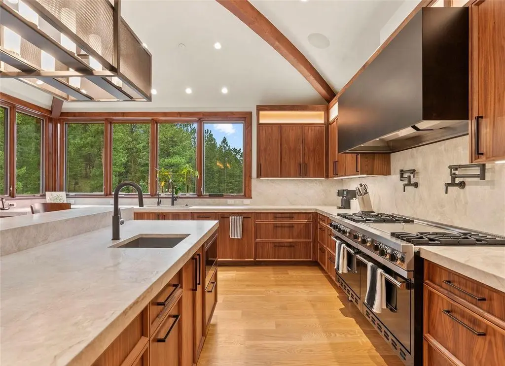 A Spectacular Sanctuary at 113 Elk Crossing Lane Blends Bold Architecture with Scenic Majesty — Asking 7 8