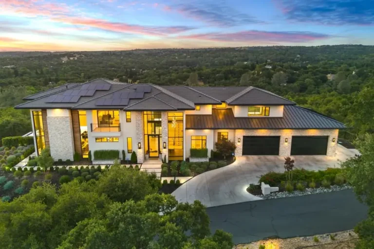 A $7.295M Architectural Showcase in California Designed for Grand Indoor-Outdoor Living