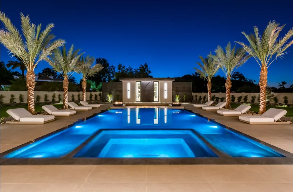 Calizonia Casual by JMAD, A Roman-Inspired Modern Retreat in Paradise Valley