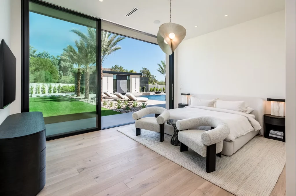 Calizonia Casual by JMAD, A Roman-Inspired Modern Retreat in Paradise Valley
