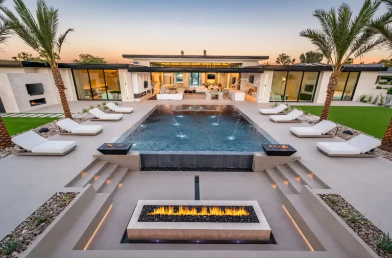 Calizonia Casual by JMAD, A Roman-Inspired Modern Retreat in Paradise Valley