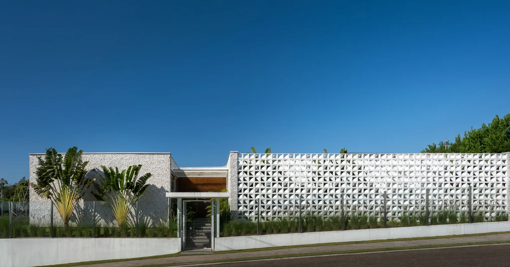 Casa CL by Studio Bloco Arquitetura, A Sculpted One-Story Sanctuary in Southern Brazil