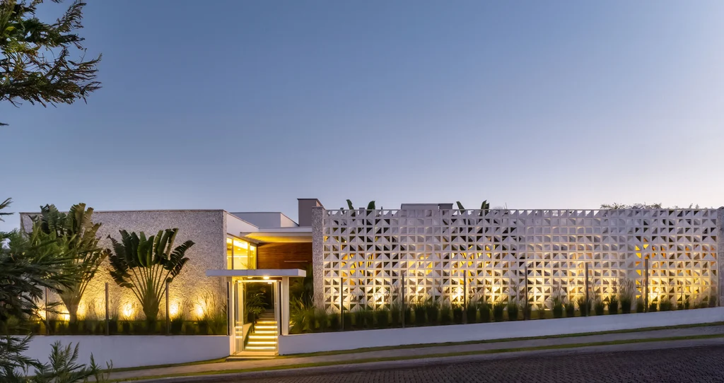 Casa CL by Studio Bloco Arquitetura, A Sculpted One-Story Sanctuary in Southern Brazil