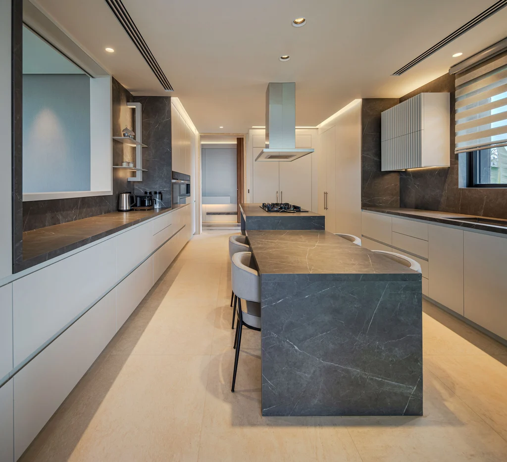 Casa Solis by Basak Akkoyunlu Design, A Tranquil Summer Retreat with Sculpted Volumes and Coastal Elegance