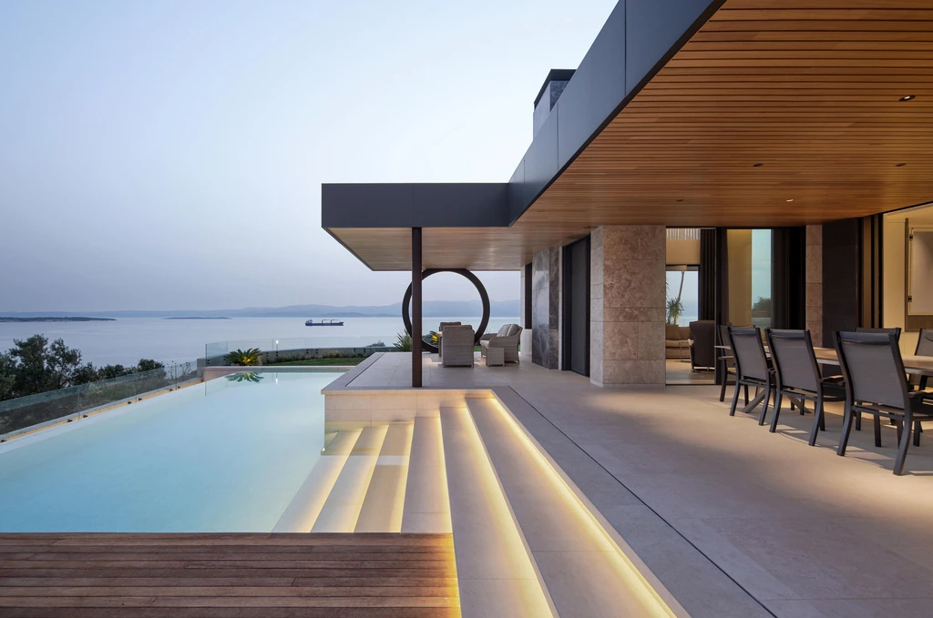 Casa Solis by Basak Akkoyunlu Design, A Tranquil Summer Retreat with Sculpted Volumes and Coastal Elegance