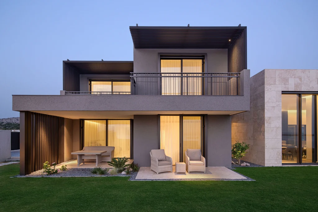 Casa Solis by Basak Akkoyunlu Design, A Tranquil Summer Retreat with Sculpted Volumes and Coastal Elegance