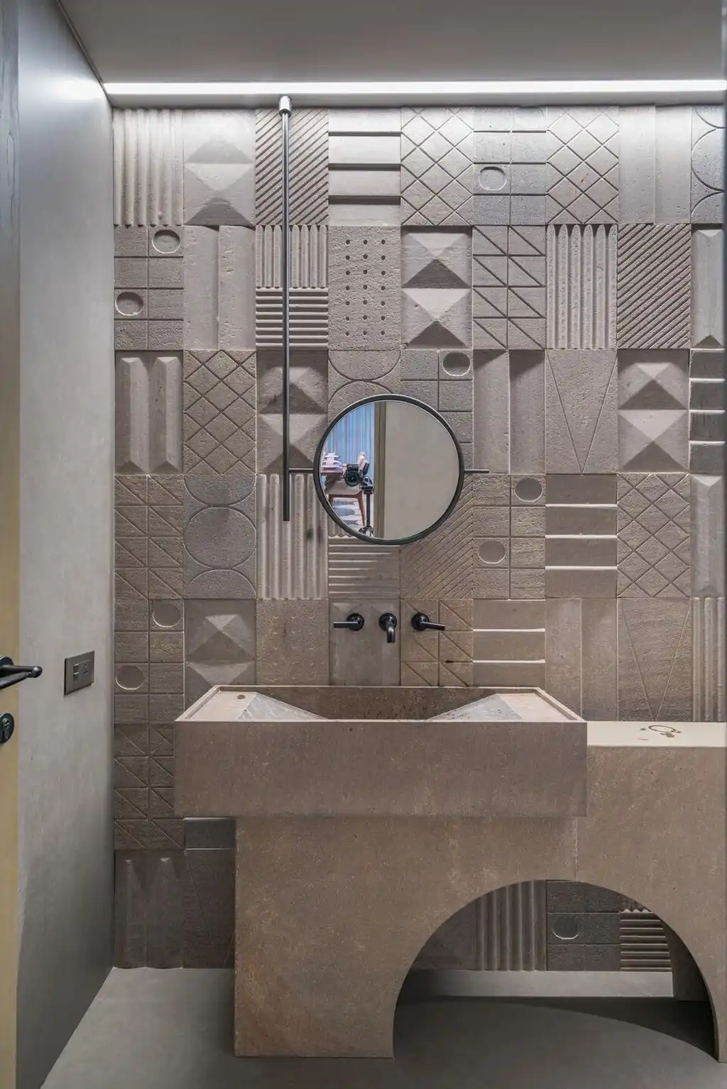 Contemporary Oasis by Designer’s Circle, A Sunlit Sanctuary of Texture, Art, and Minimal Boldness