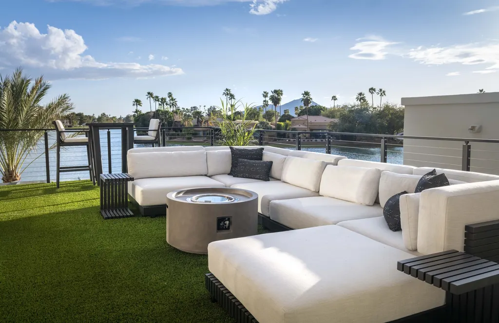 Del Camino by JMAD, A Light-Filled Desert Retreat Embracing Indoor-Outdoor Living