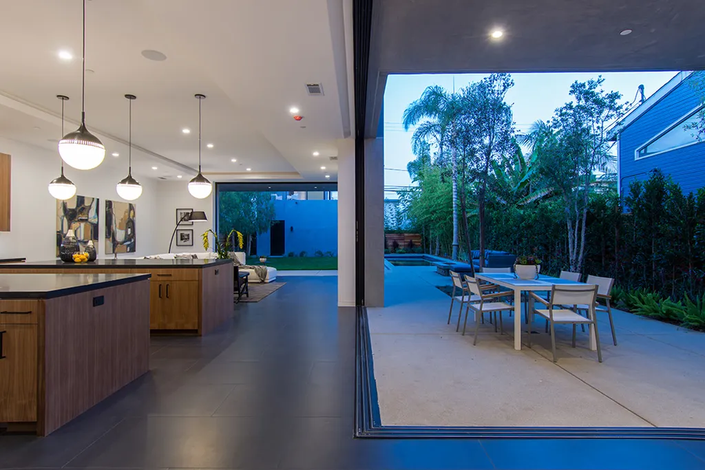 East House by IR Architects A Modernist Sanctuary Framing Light and Landscape 5