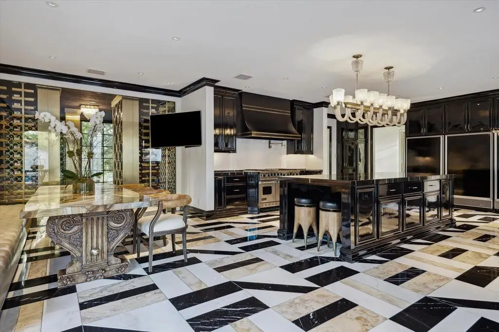 Exquisite Fully Gated Estate at 2307 River Oaks Blvd Embodies the Height of Texas Luxury — Asking 15995000 10