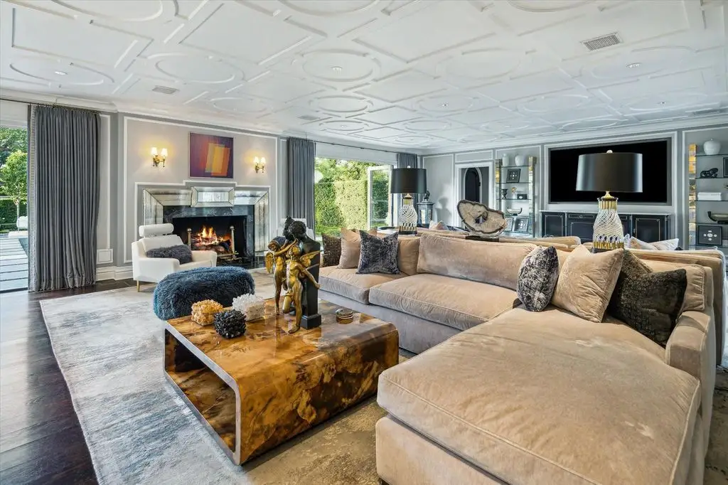Exquisite Fully Gated Estate at 2307 River Oaks Blvd Embodies the Height of Texas Luxury — Asking 15995000 5
