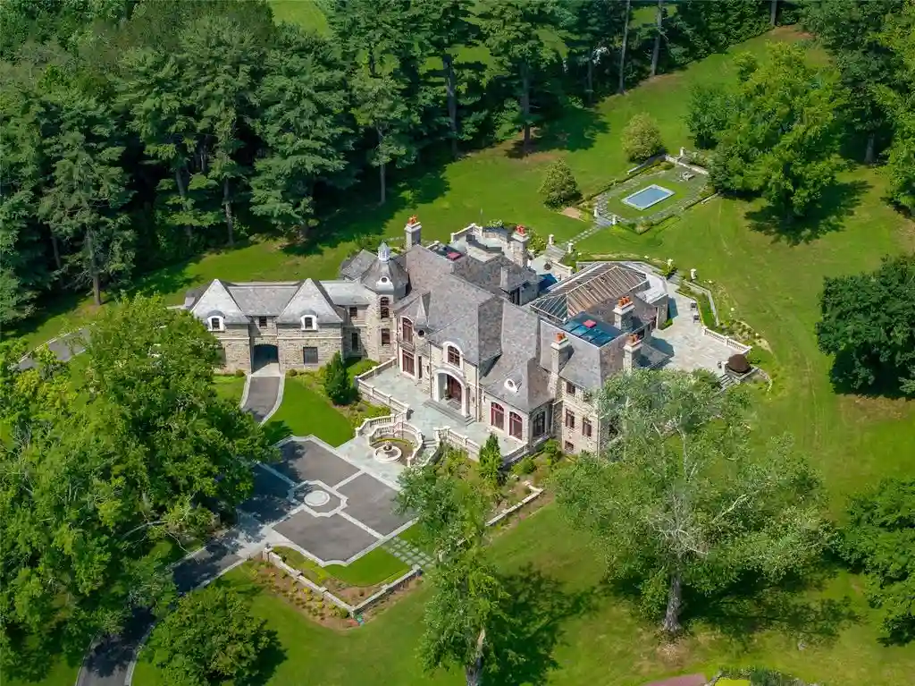 Iconic and Irreplaceable 102 Horseshoe Road Is a Magnificent Gold Coast Estate Listed for 11.8 Million 1