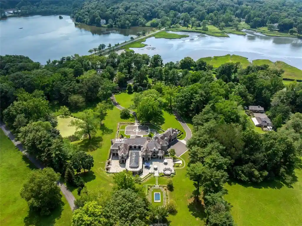 Iconic and Irreplaceable 102 Horseshoe Road Is a Magnificent Gold Coast Estate Listed for 11.8 Million 2